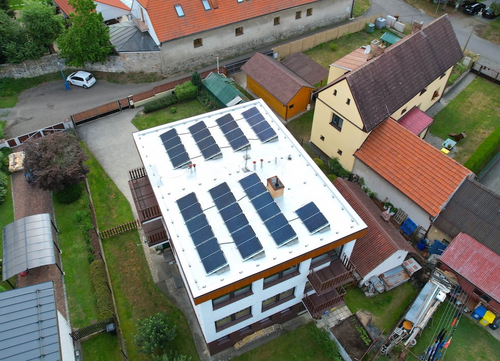 Fotovoltaické panely na rovné střeše potřebují zatíženou konstrukci